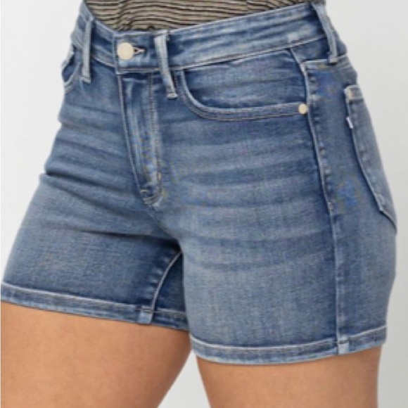 Judy Blue Light Wash Mid Rise Contrast Wash Shorts - Picture 1 of 5